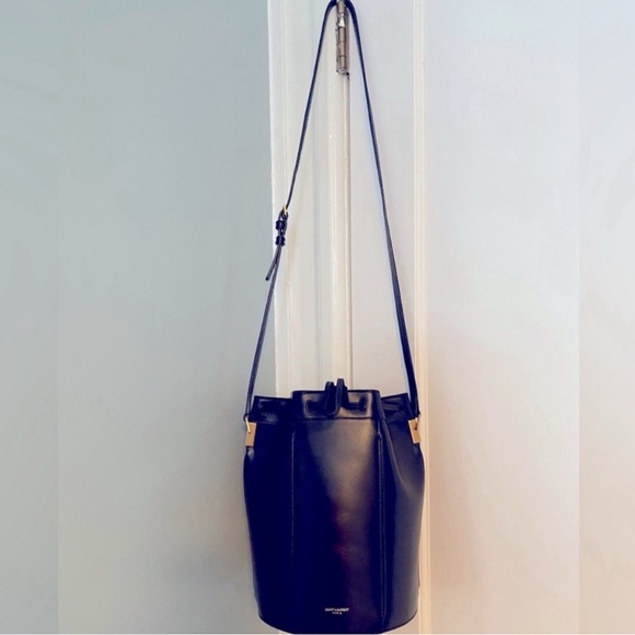 Elegant Black Leather Bucket Bag - Picture 3 of 5
